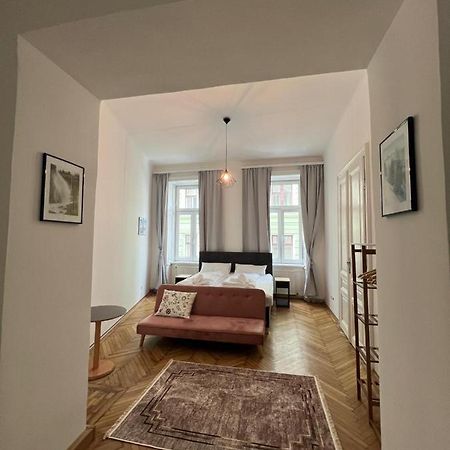 Centrally-Located Authentic Apartment Wien Eksteriør billede