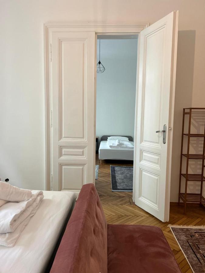 Centrally-Located Authentic Apartment Wien Eksteriør billede