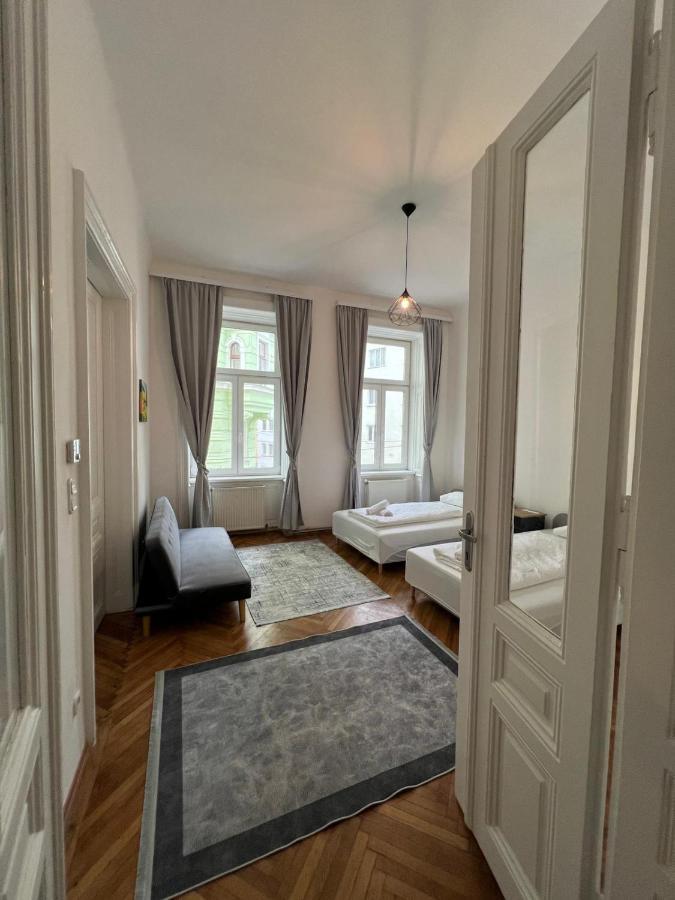 Centrally-Located Authentic Apartment Wien Eksteriør billede