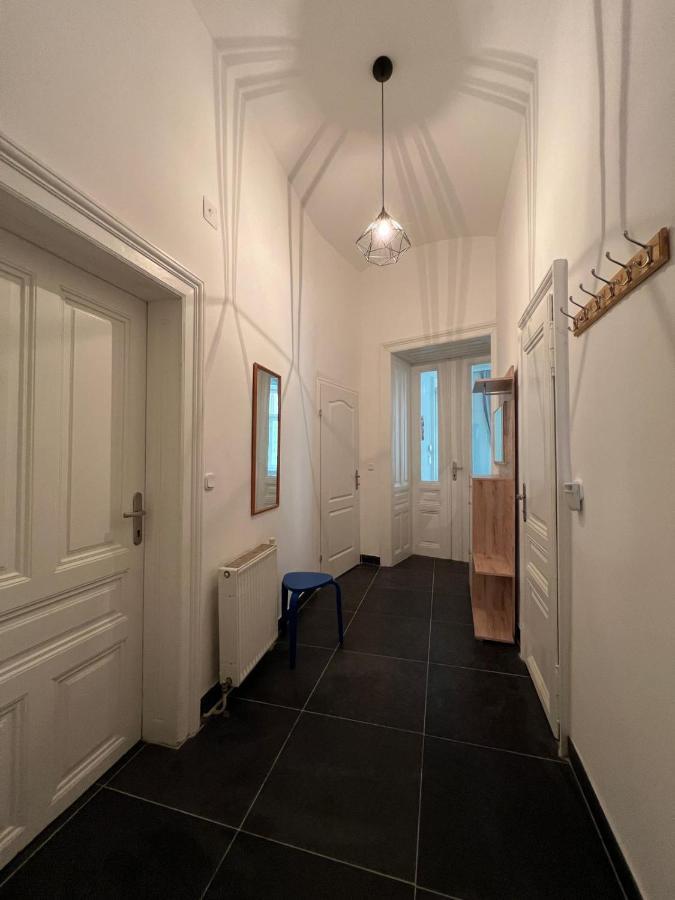 Centrally-Located Authentic Apartment Wien Eksteriør billede