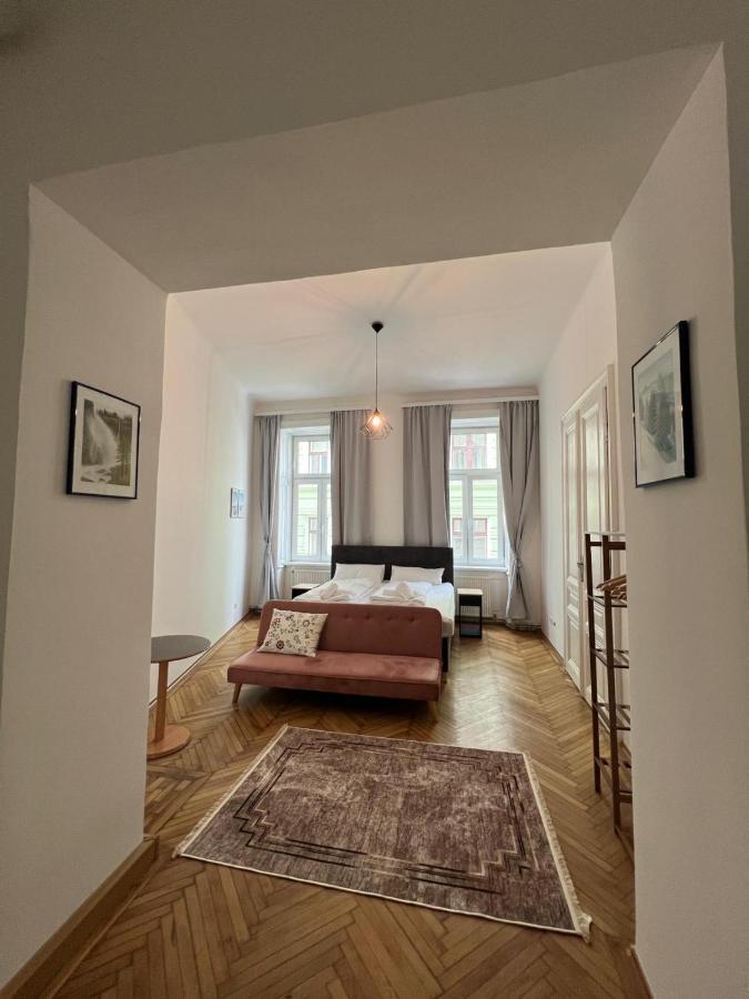Centrally-Located Authentic Apartment Wien Eksteriør billede