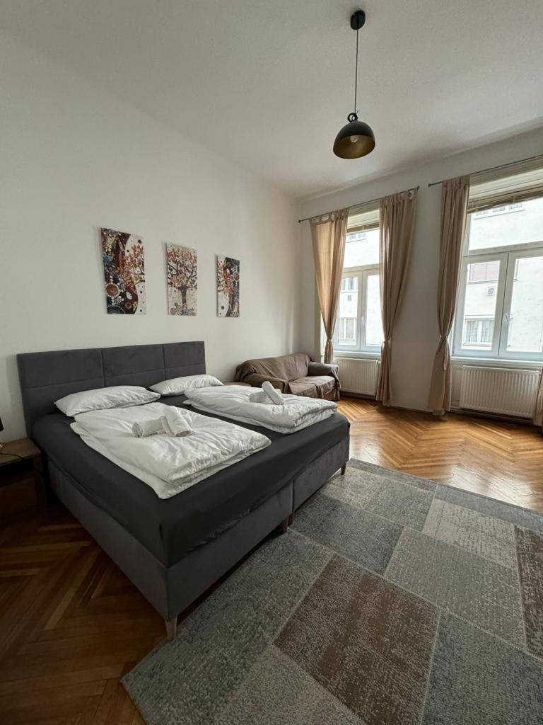 Centrally-Located Authentic Apartment Wien Eksteriør billede