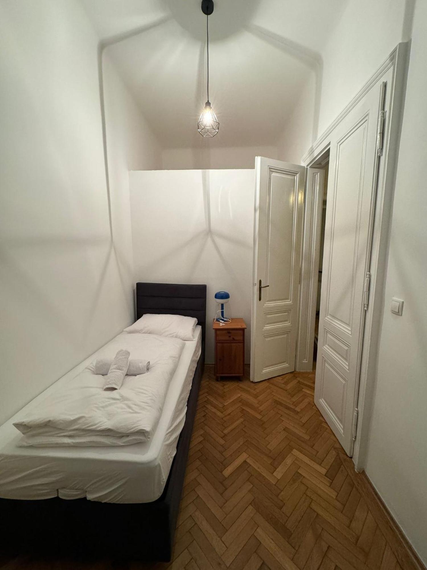 Centrally-Located Authentic Apartment Wien Eksteriør billede