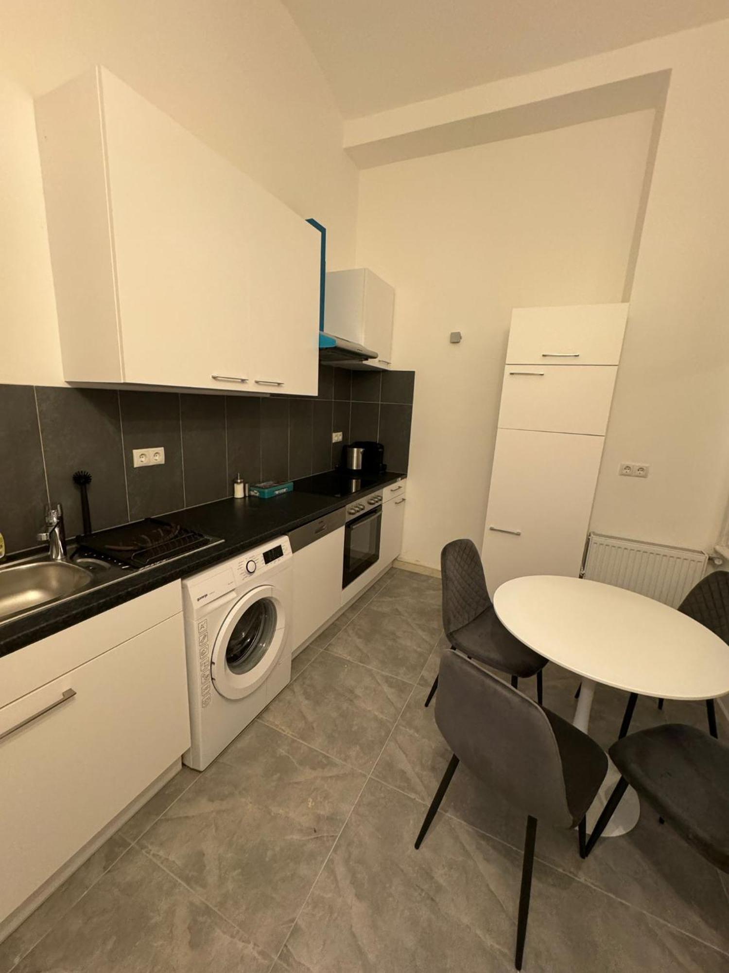 Centrally-Located Authentic Apartment Wien Eksteriør billede