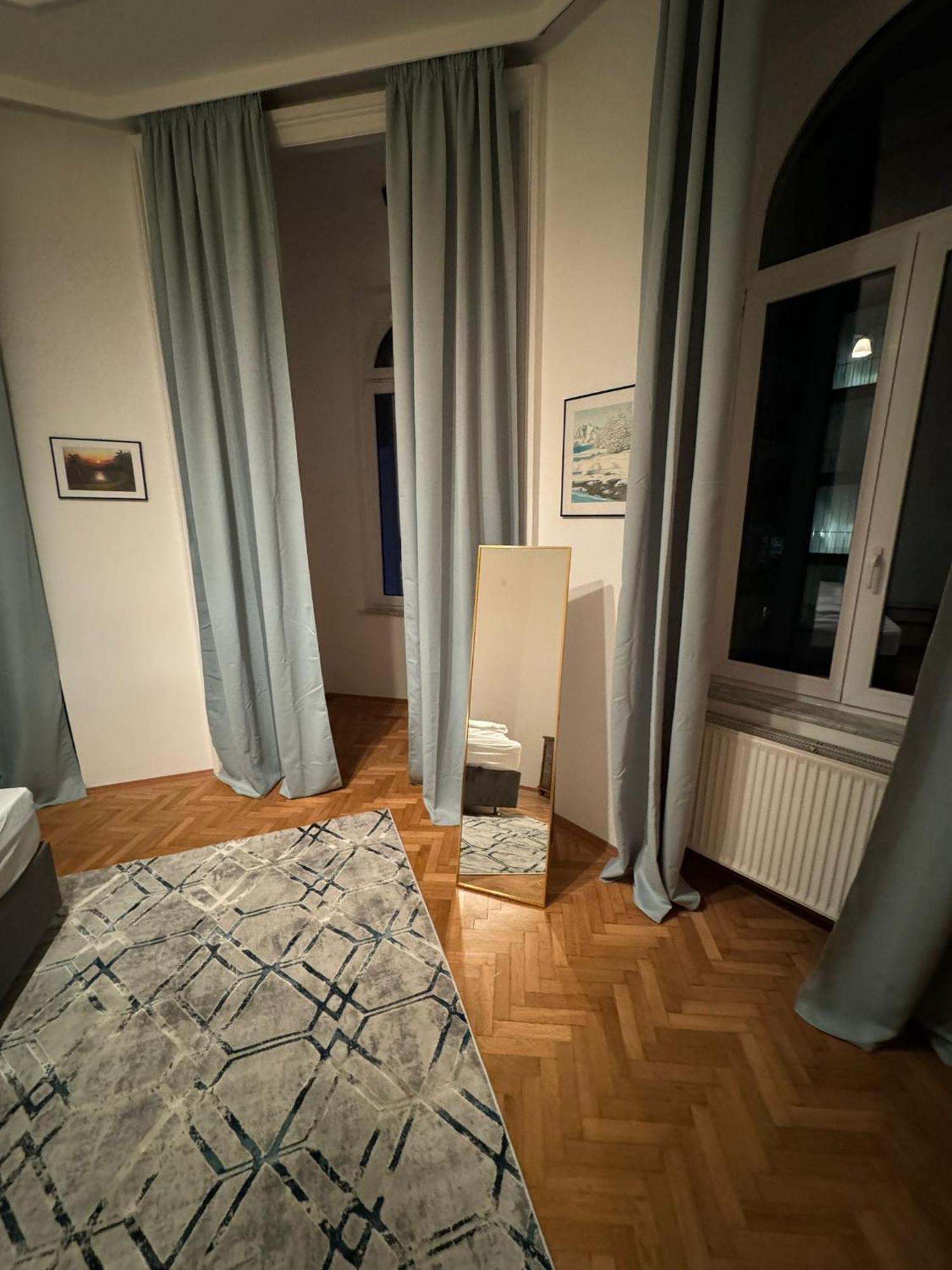 Centrally-Located Authentic Apartment Wien Eksteriør billede