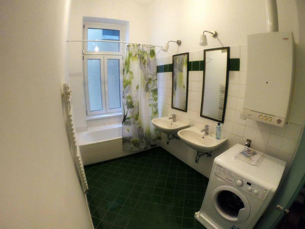 Centrally-Located Authentic Apartment Wien Eksteriør billede