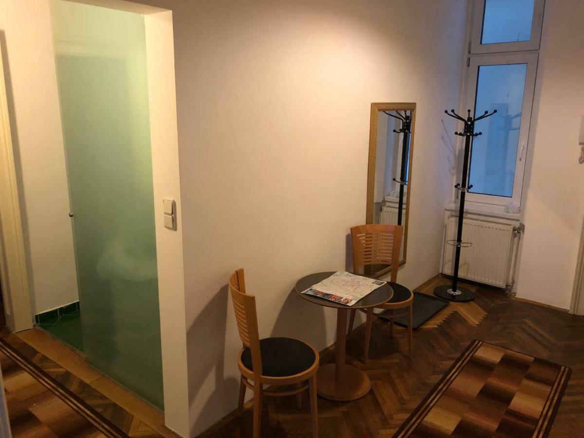 Centrally-Located Authentic Apartment Wien Eksteriør billede